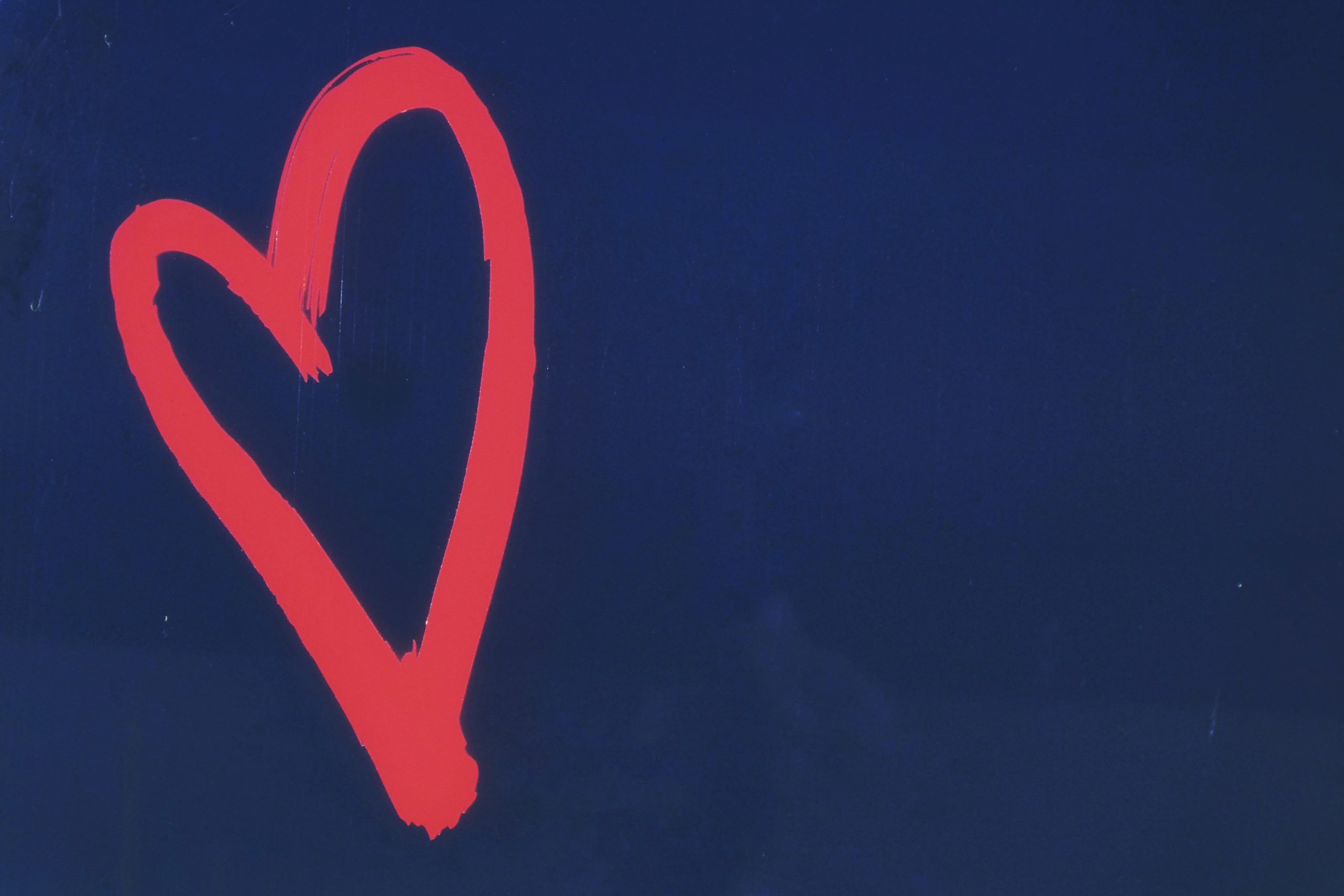 belinda-fewings-5Oyvgxa4wEI-unsplash a red houeart outlined on a navy background, symbolizing gratitude